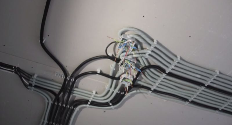Структура кабельной разводки проводов от проходных и  перекрестных переключателей света